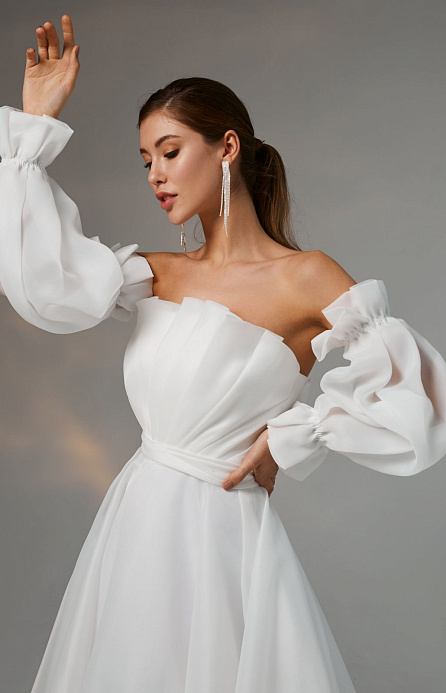 Белое свадебное платье с пышными съемными  рукавами фото