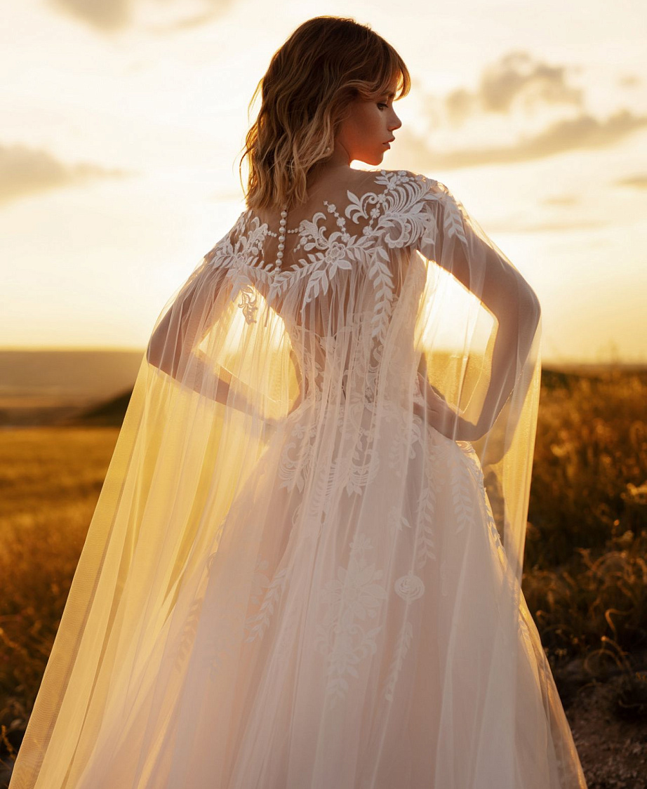 Кружевное свадебное платье с кейпом