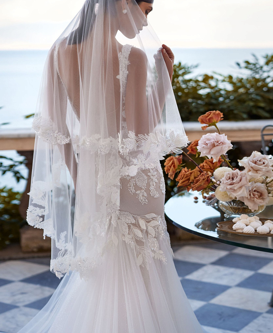 Роскошная кружевная фата средней длины фото