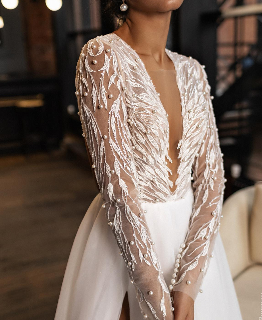 Свадебное платье с рукавами и юбкой из фатина фото