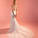 Роскошное кружевное свадебное платье на тонких бретелях фото