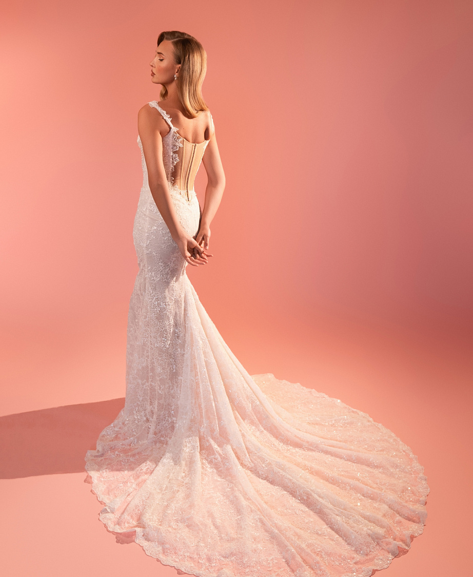 Роскошное кружевное свадебное платье на тонких бретелях фото