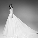 Нежное свадебное платье с блестящим корсетом фото