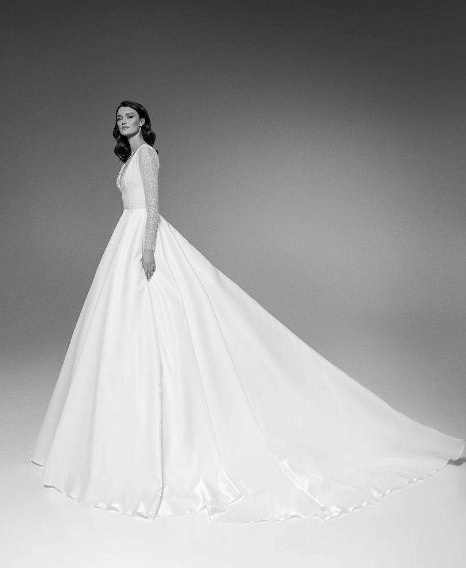 Нежное свадебное платье с блестящим корсетом фото