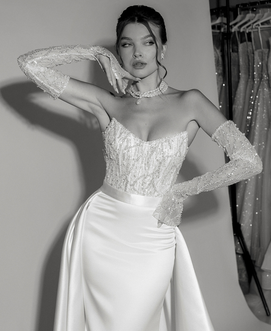 Стильное свадебное платье со съемным шлейфом фото