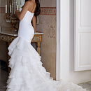 Роскошное свадебное платье с многоярусной юбкой фото