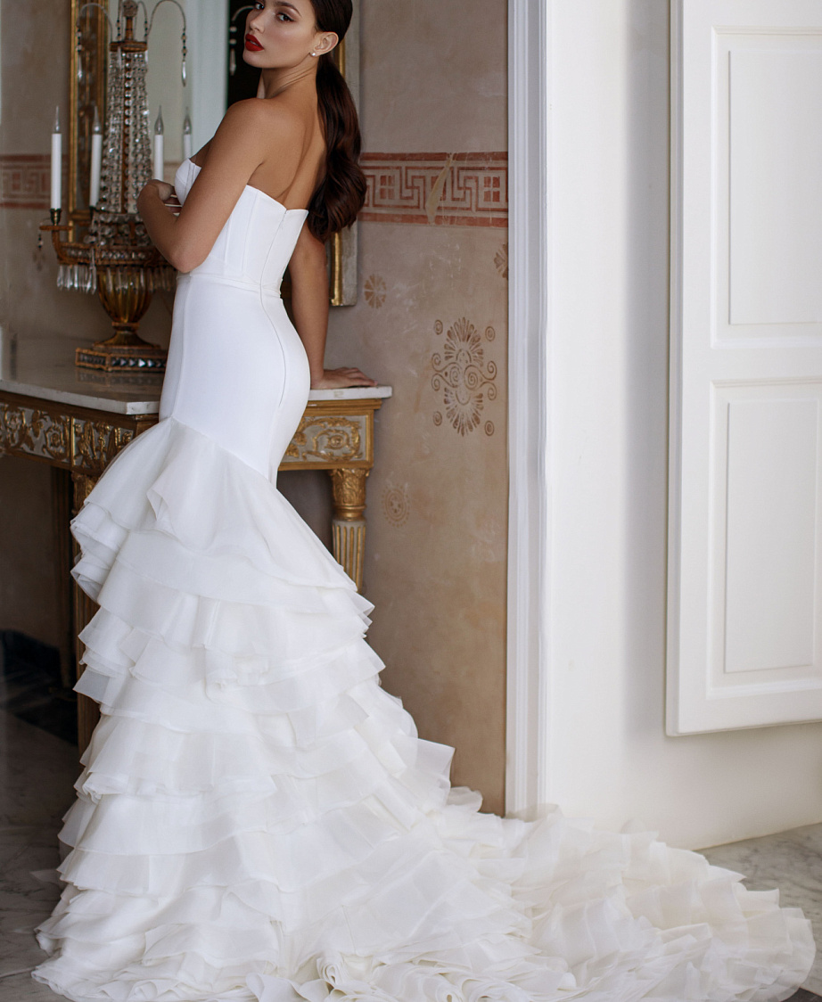 Роскошное свадебное платье с многоярусной юбкой фото