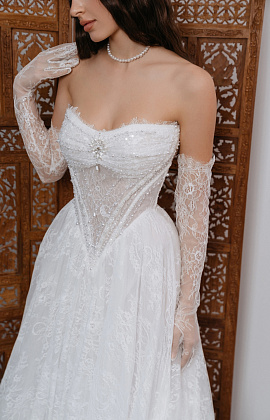 Роскошное кружевное свадебное платье с диснеевским корсетом фото