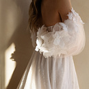 Кружевное свадебное платье с объемными цветами фото