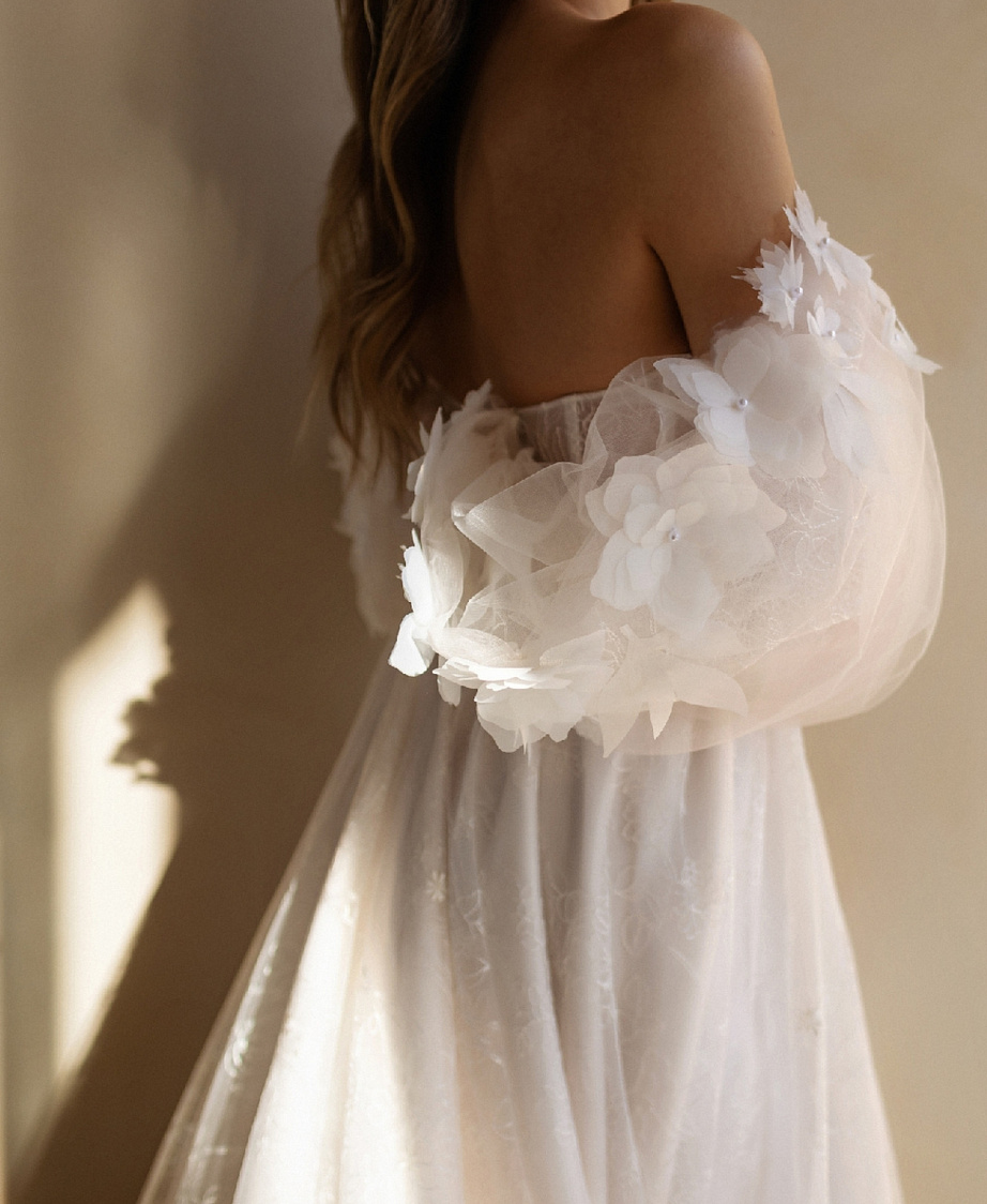 Кружевное свадебное платье с объемными цветами фото