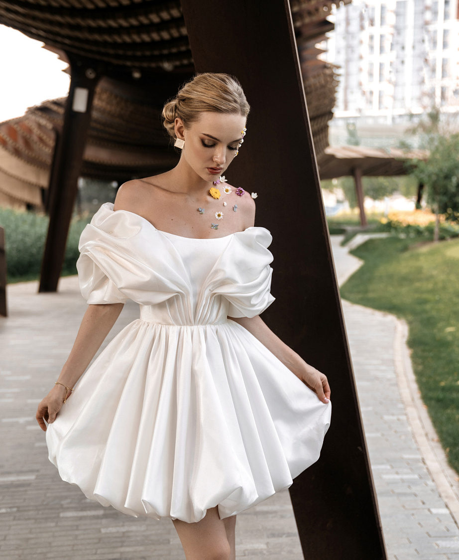 Свадебное платье мини силуэта баллон фото