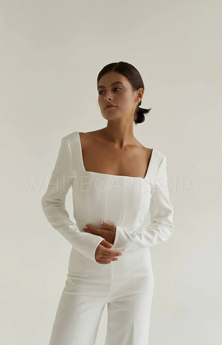 Белый свадебный комбинезон с квадратным вырезом фото