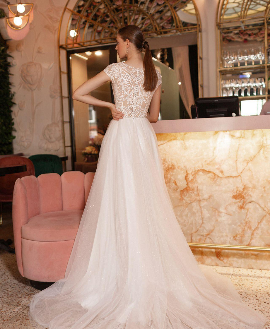 Свадебное лпатье с легкой юбкой и кружевным верхом фото