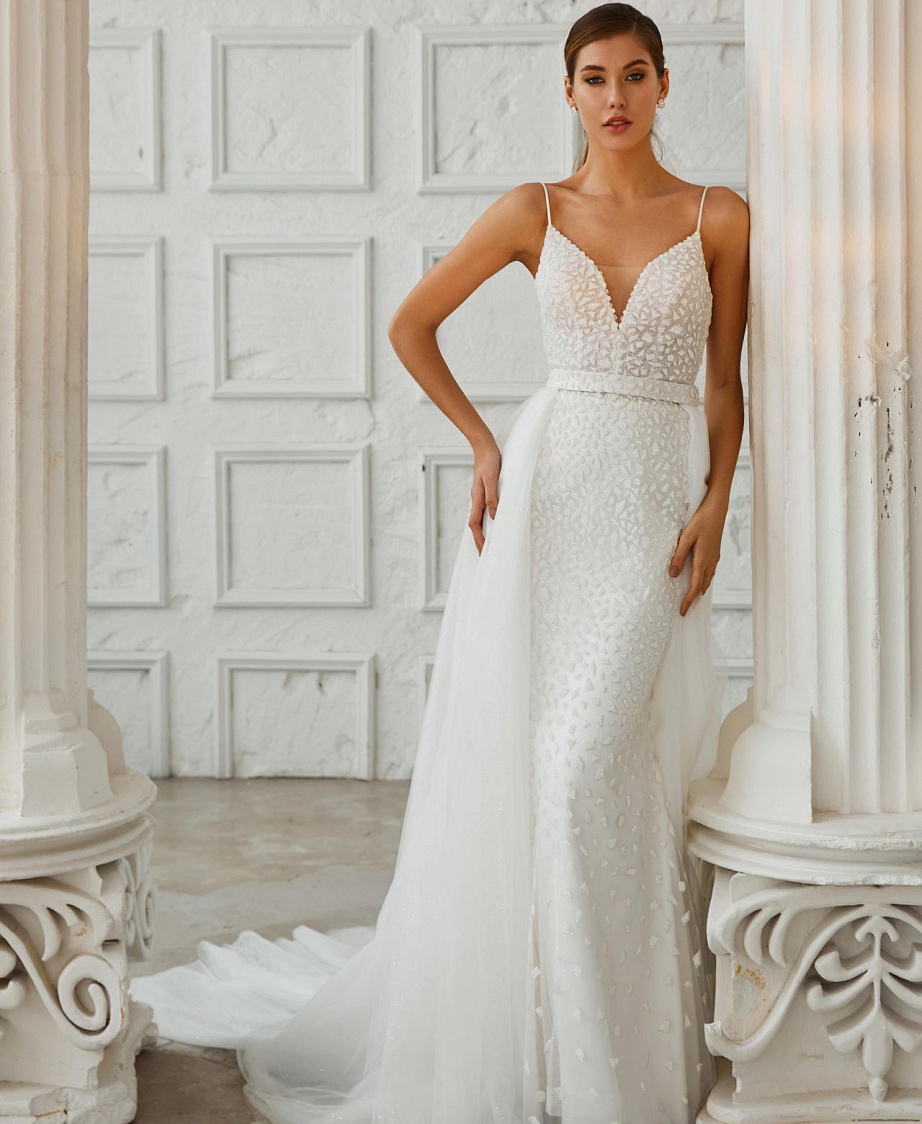 Свадебное платье рыбка на тонких бретелях фото