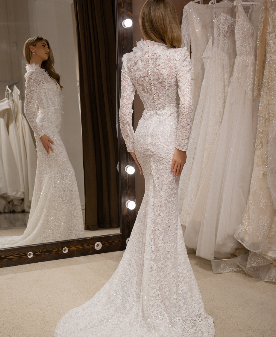 Закрытое свадебное платье силуэта русалка фото