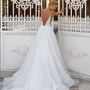 Сверкающее платье с декольте и открытой спиной фото