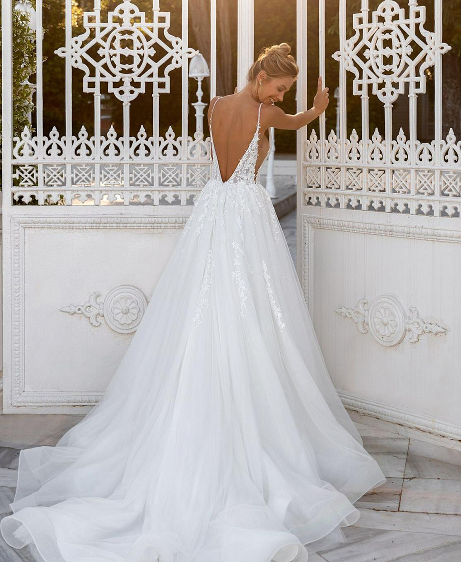 Сверкающее платье с декольте и открытой спиной фото