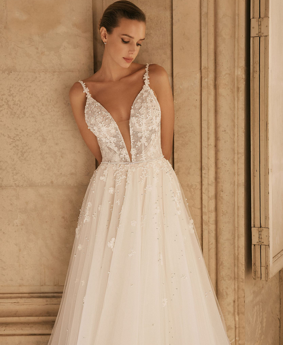 Нежное свадебное платье в цветочном кружеве фото