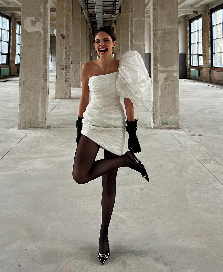 Короткое свадебное платье на одно плечо фото