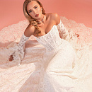 Кружевное свадебное платье со рукавами-клешь фото