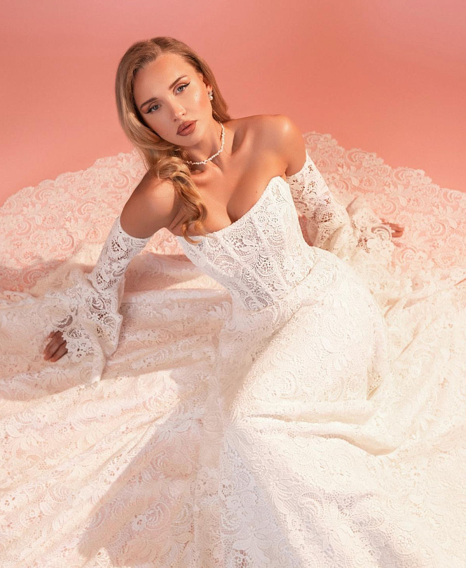 Кружевное свадебное платье со рукавами-клешь фото