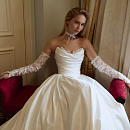 Свадебное платье из тафты с кружевными элементами фото