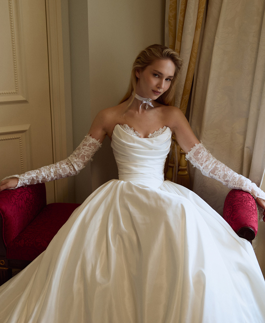 Свадебное платье из тафты с кружевными элементами фото