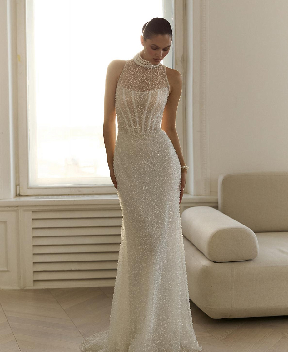 Облегающее свадебное платье полностью расшитое жемчугом фото