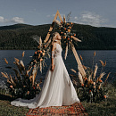 Нежное свадебное платье с кружевным верхом фото