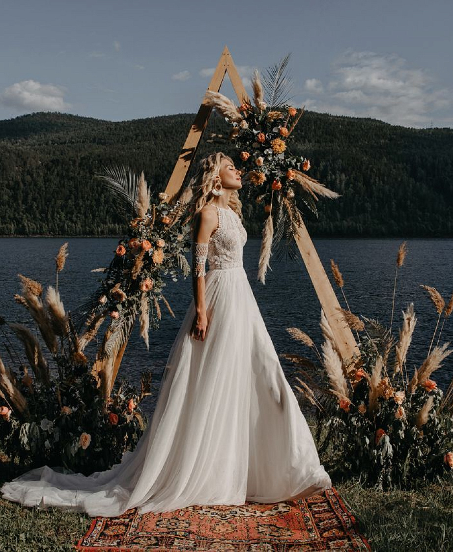 Нежное свадебное платье с кружевным верхом фото