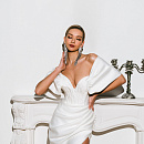 Лаконичное свадебное платье со спущенными плечиками фото