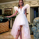 Короткое свадебное платье из фатина со шлейфом фото