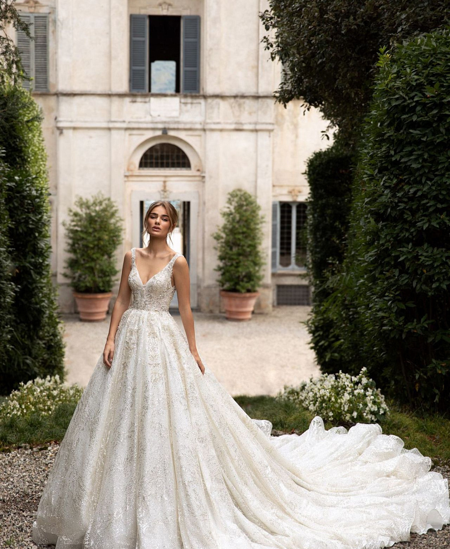 Роскошное свадебное платье с длинным шлейфом фото