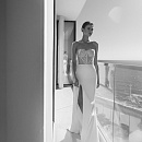 Свадебное платье с атласной юбкой и жемчужным корсетом фото