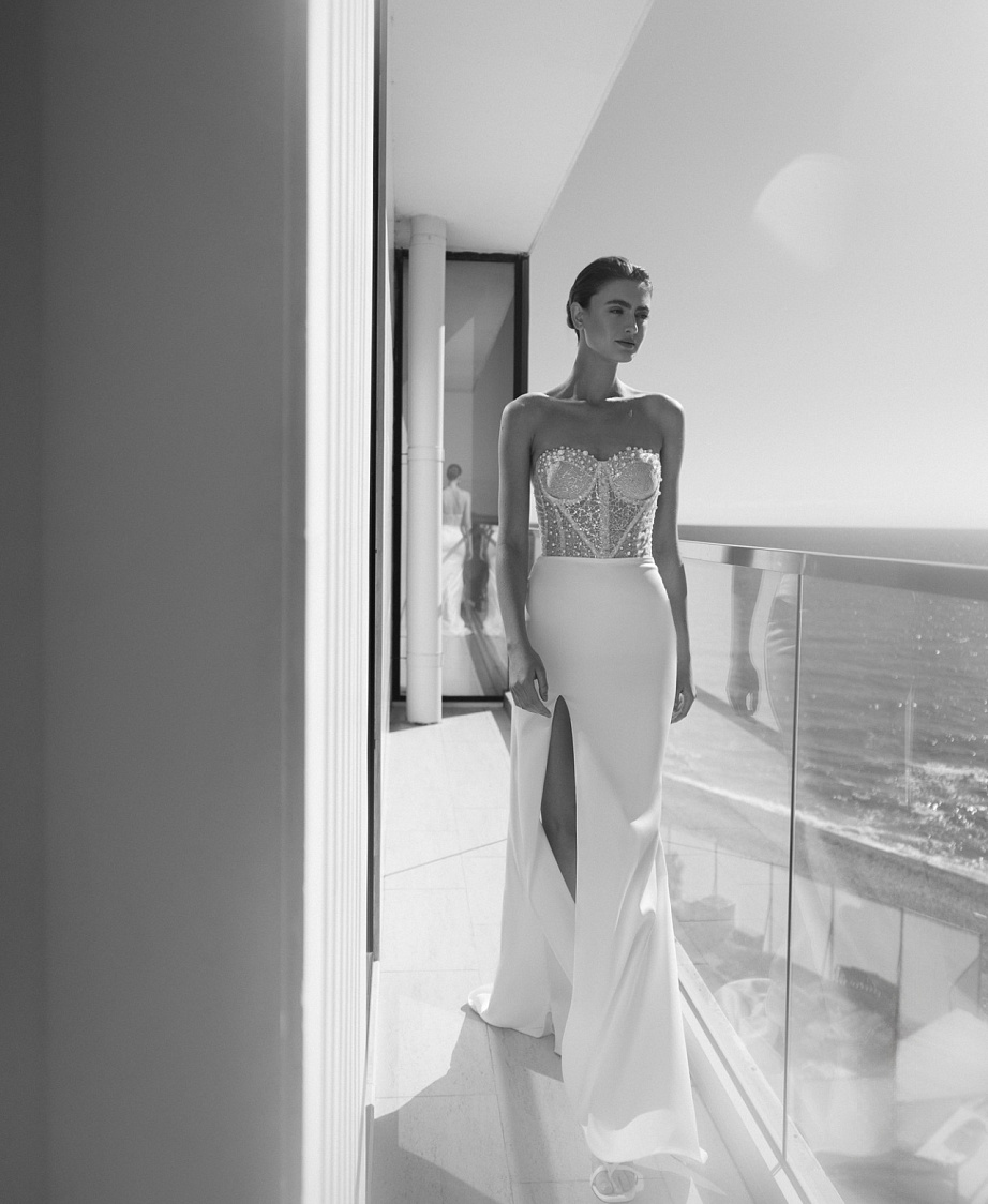 Свадебное платье с атласной юбкой и жемчужным корсетом фото