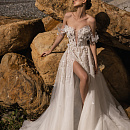 Сверкающее свадебное платье расшитое объемными цветами фото