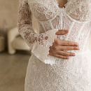 Кружевное свадебное платье с рукавами и открытым верхом фото