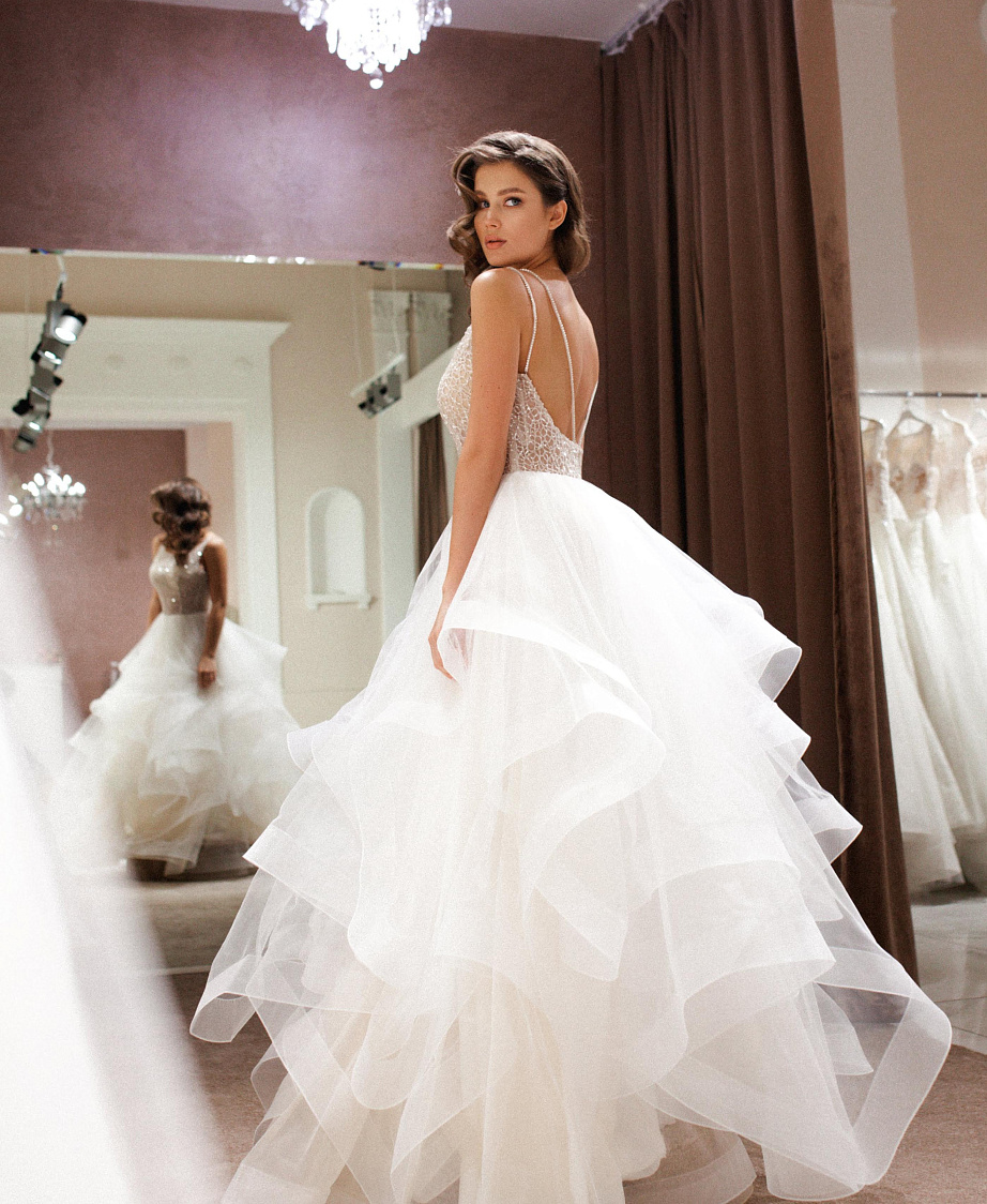 Пышное свадебное платье с воланами и открытыми плечами фото