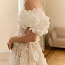 Нежное свадебное платье с декором из 3Д цветов фото