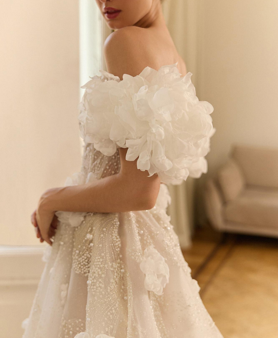 Нежное свадебное платье с декором из 3Д цветов фото