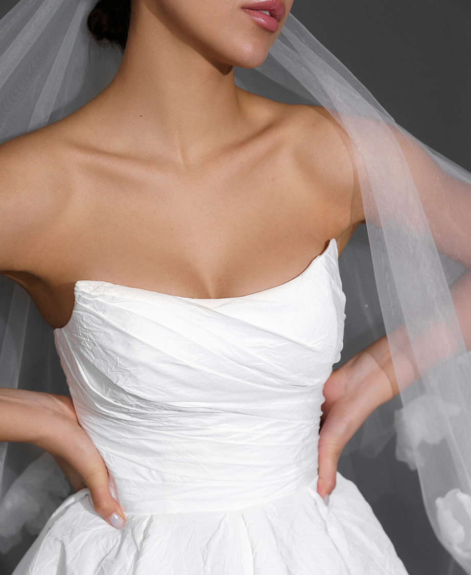 Стильное короткое свадебное платье из тафты фото