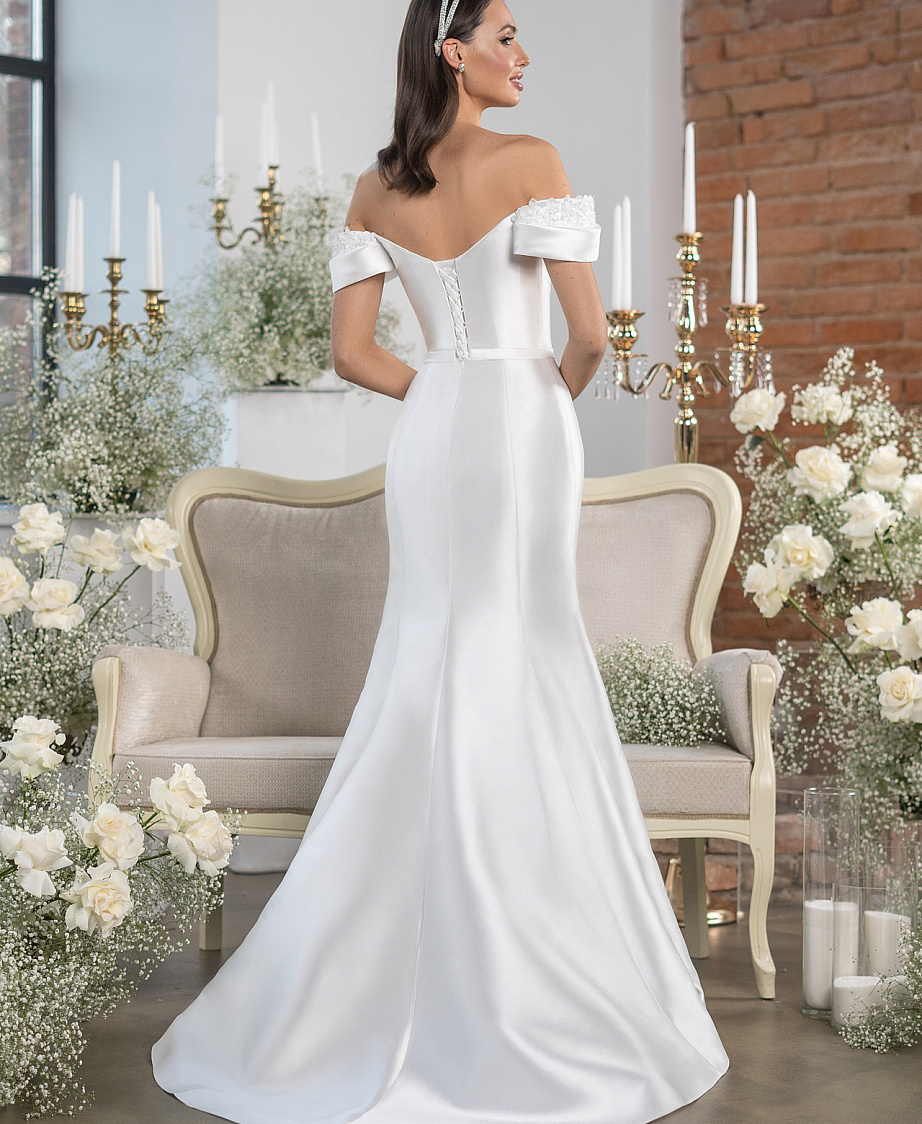 Атласное свадебное платье рыбка с кружевным декором по груди фото