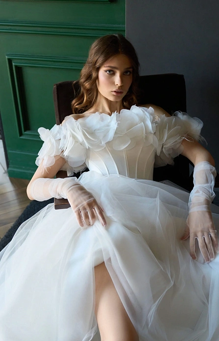 Свадебное платье с объемными лепестками фото