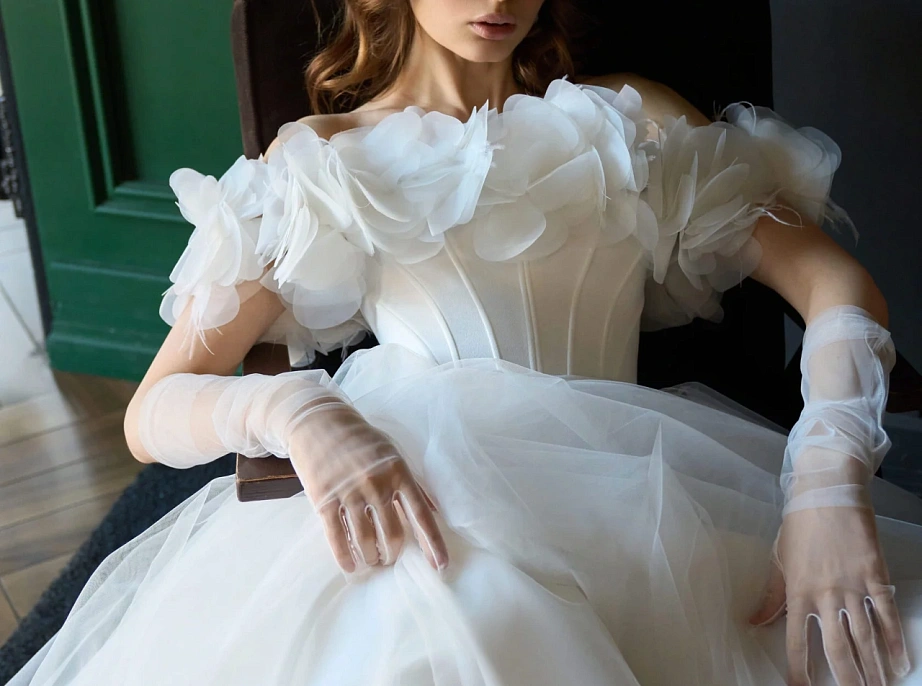 Свадебное платье с объемными лепестками фото