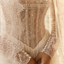 Кружевное свадебное платье с рукавами и открытыми плечами фото