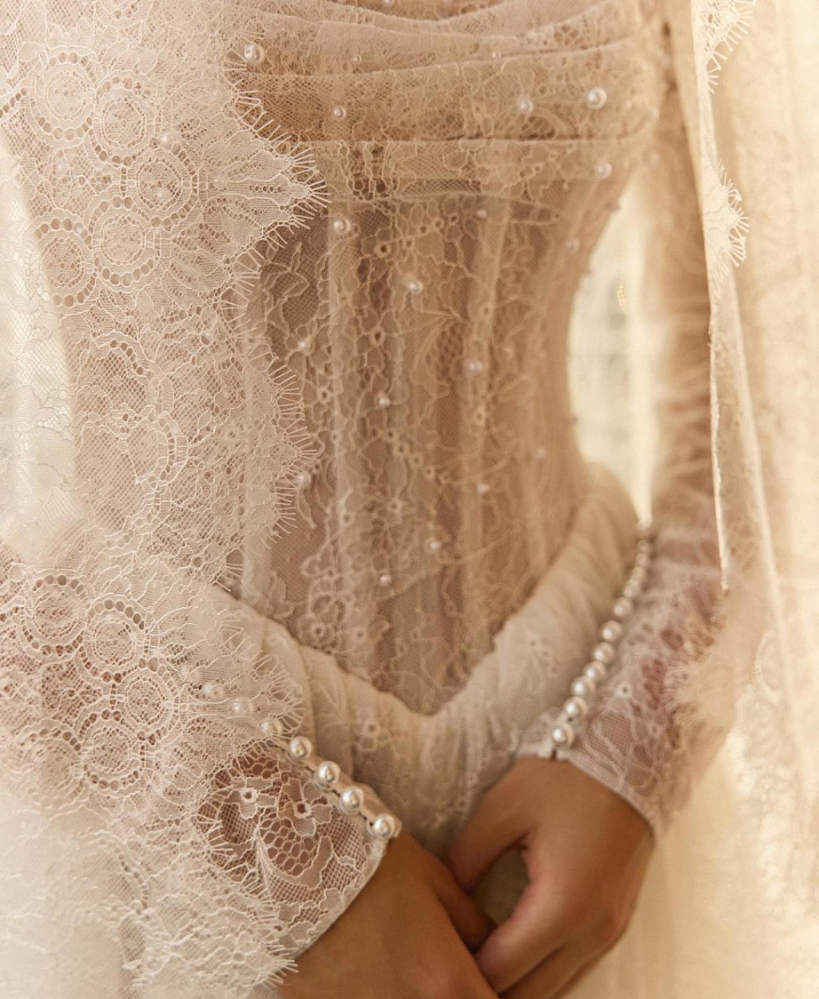 Кружевное свадебное платье с рукавами и открытыми плечами фото