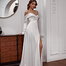 Атласное свадебное платье рыбка с рукавами и открытыми плечами фото