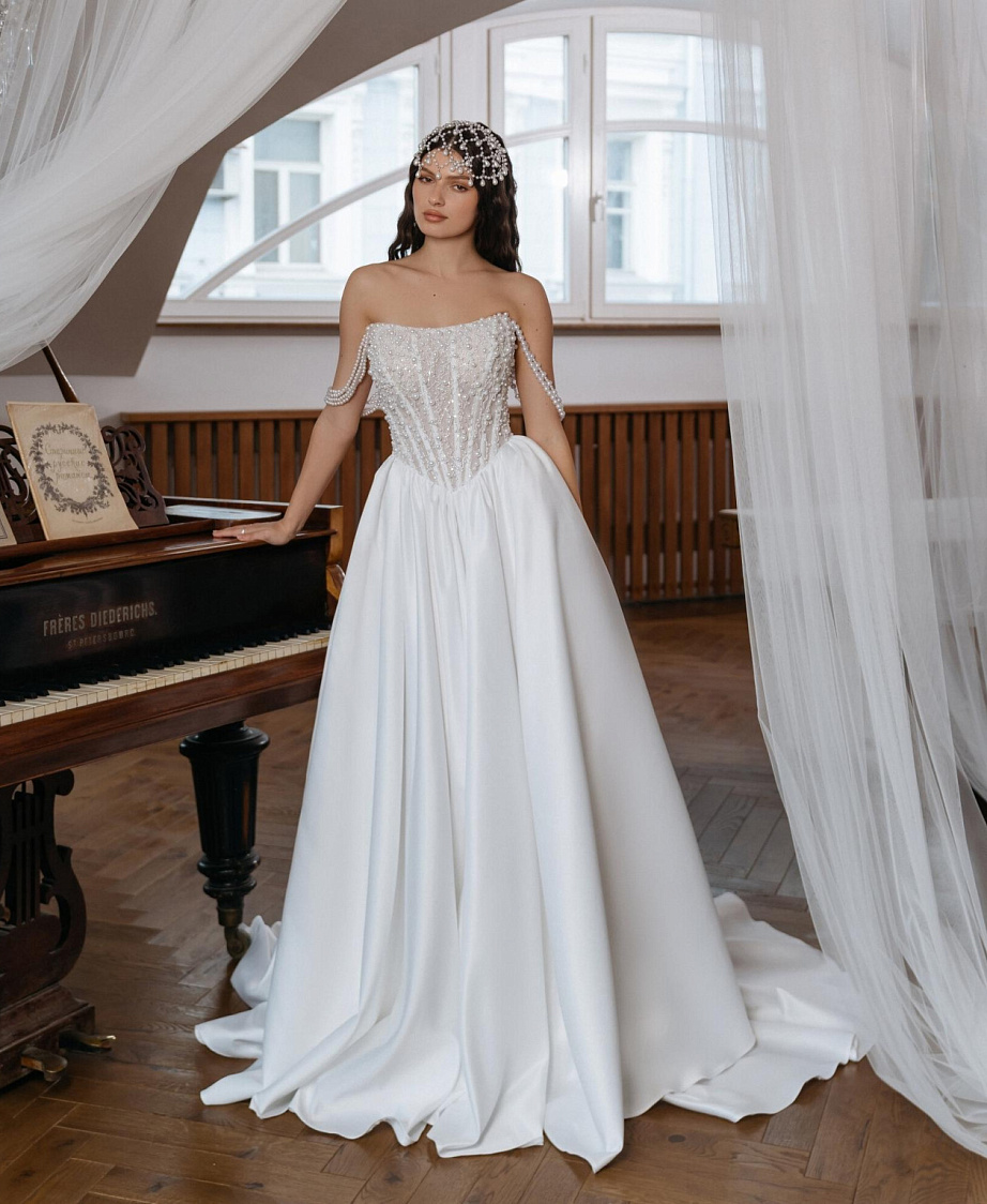 Свадебное платье с атласной юбкой и роскошным корсетом фото