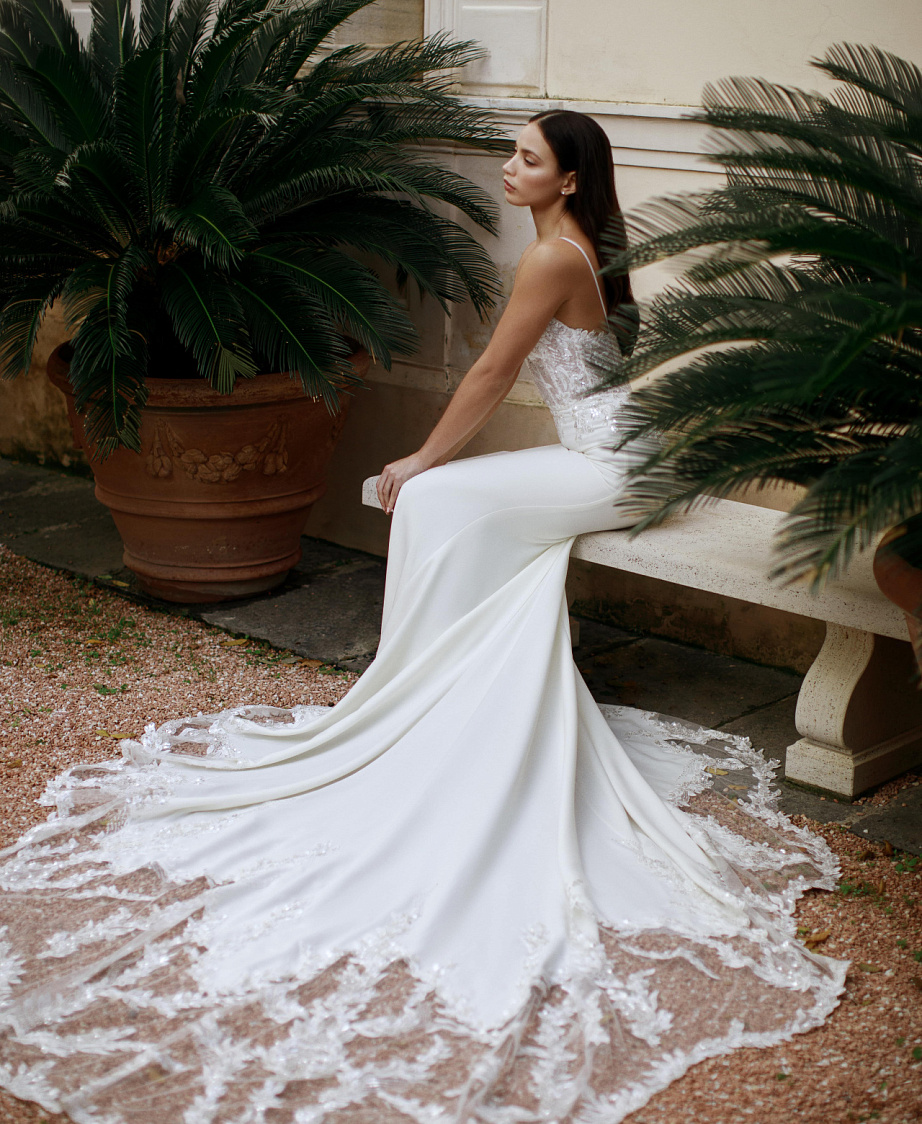 Свадебное платье русалка с роскошным шлейфом фото
