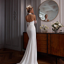 Красивое платье с атласной юбкой и сверкающим верхом под горлышко фото